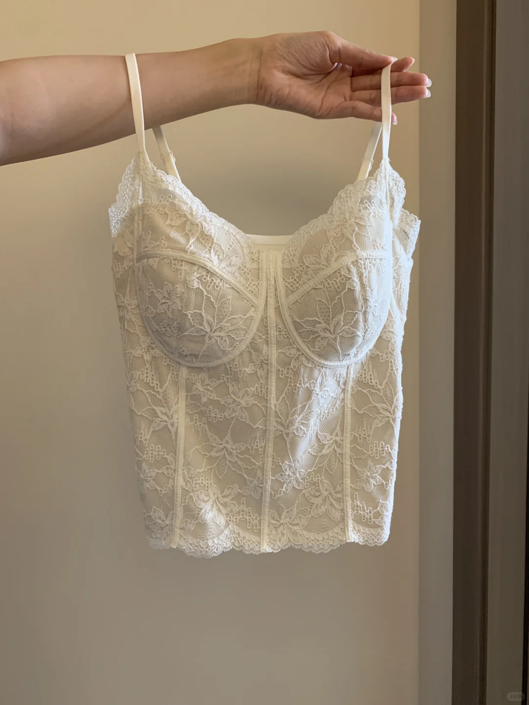 太绝了！入冬叠穿的蕾丝保暖背心 美女氛围