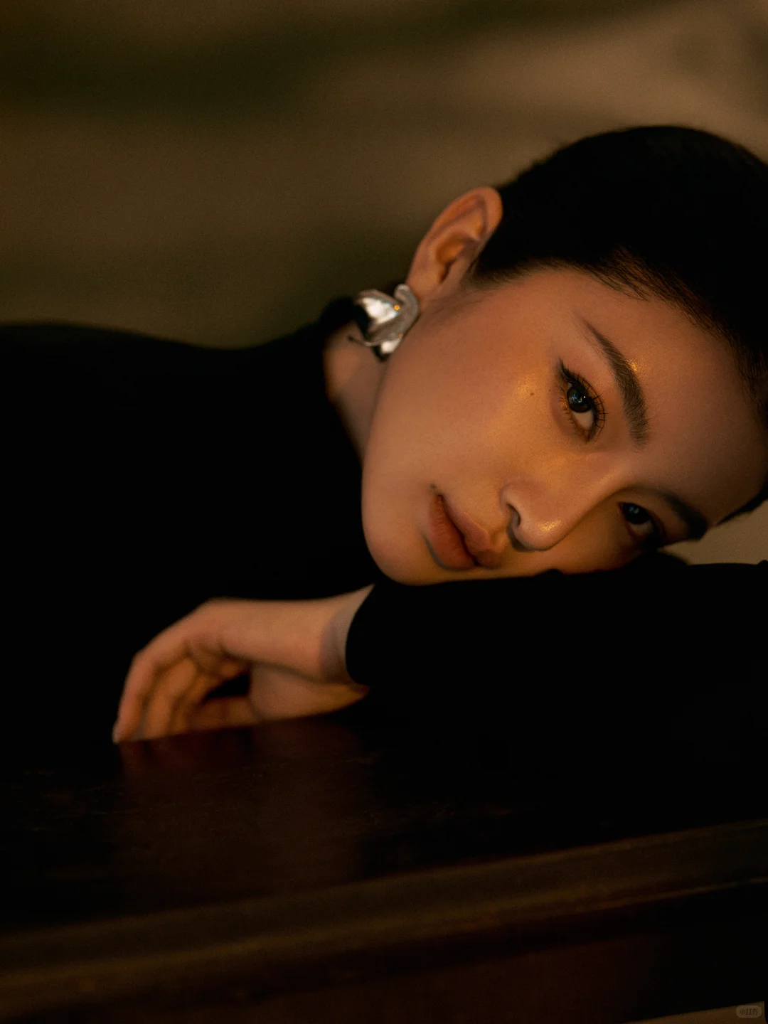 暗夜缪斯 一袭黑裙写尽优雅｜复古肖像