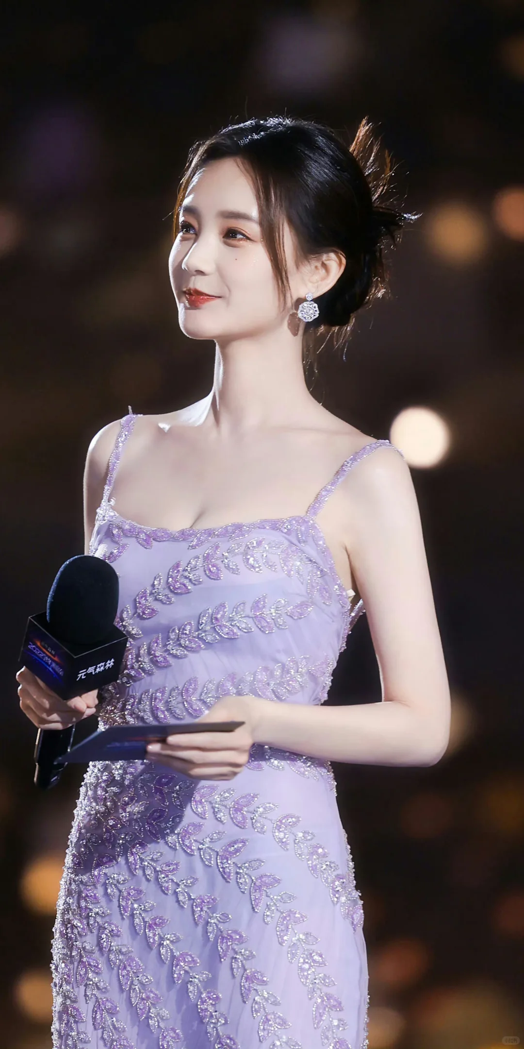 李一桐｜香芋色吊带裙，柔美怡人