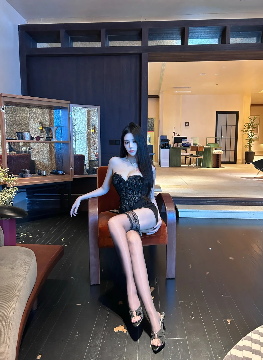 没人会在意你有多难过，除非你穿黑丝包臀裙