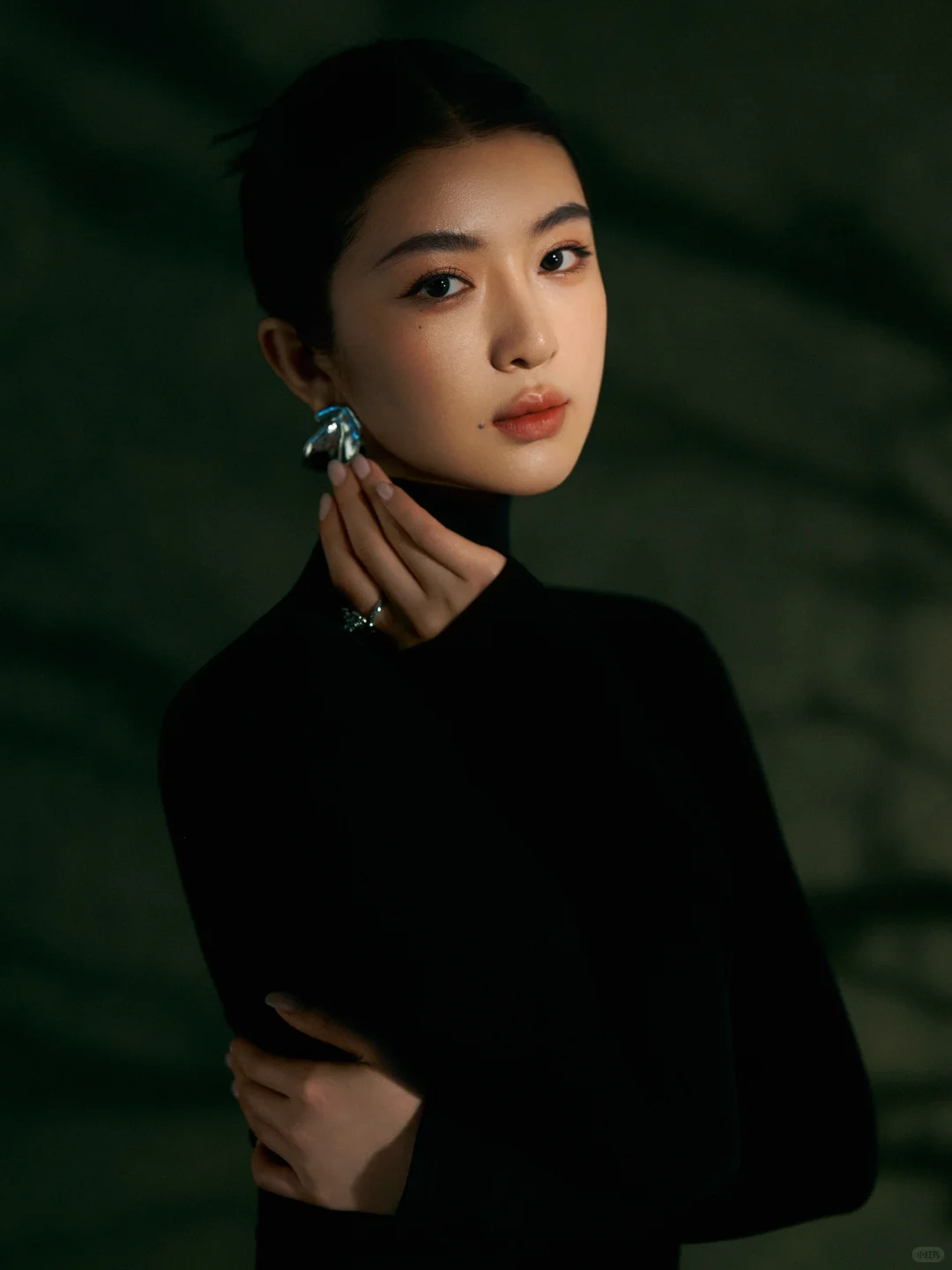 暗夜缪斯 一袭黑裙写尽优雅｜复古肖像