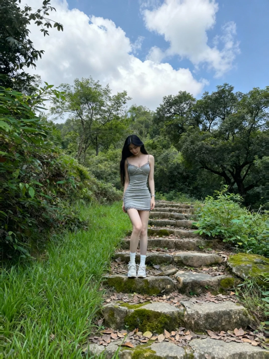 女大学生躲进森林里🌲和大自然合个影