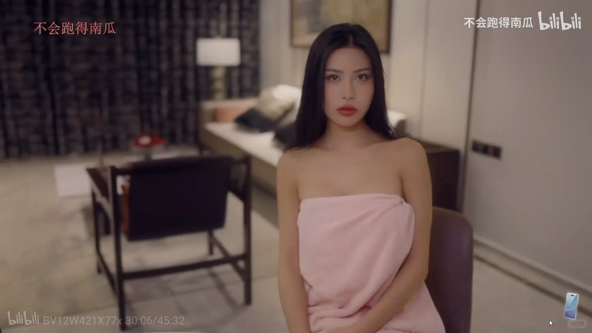 性感女神李嘉欣98裹着浴巾露香肩锁骨