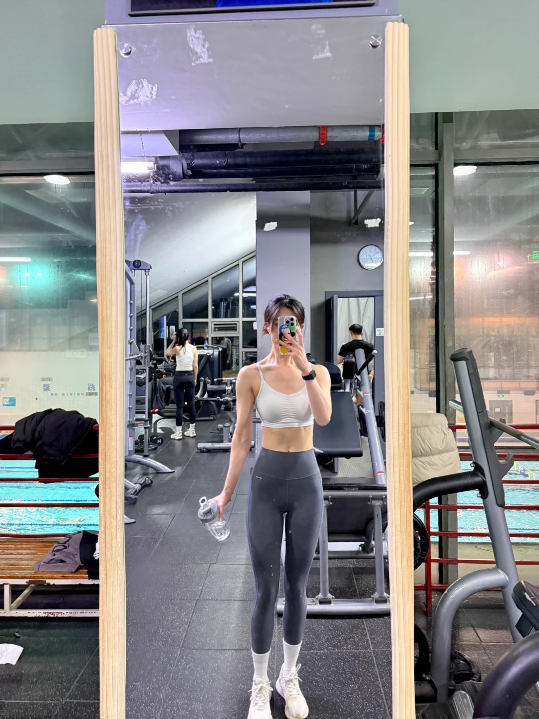 用外套盖一下吃撑的肚皮