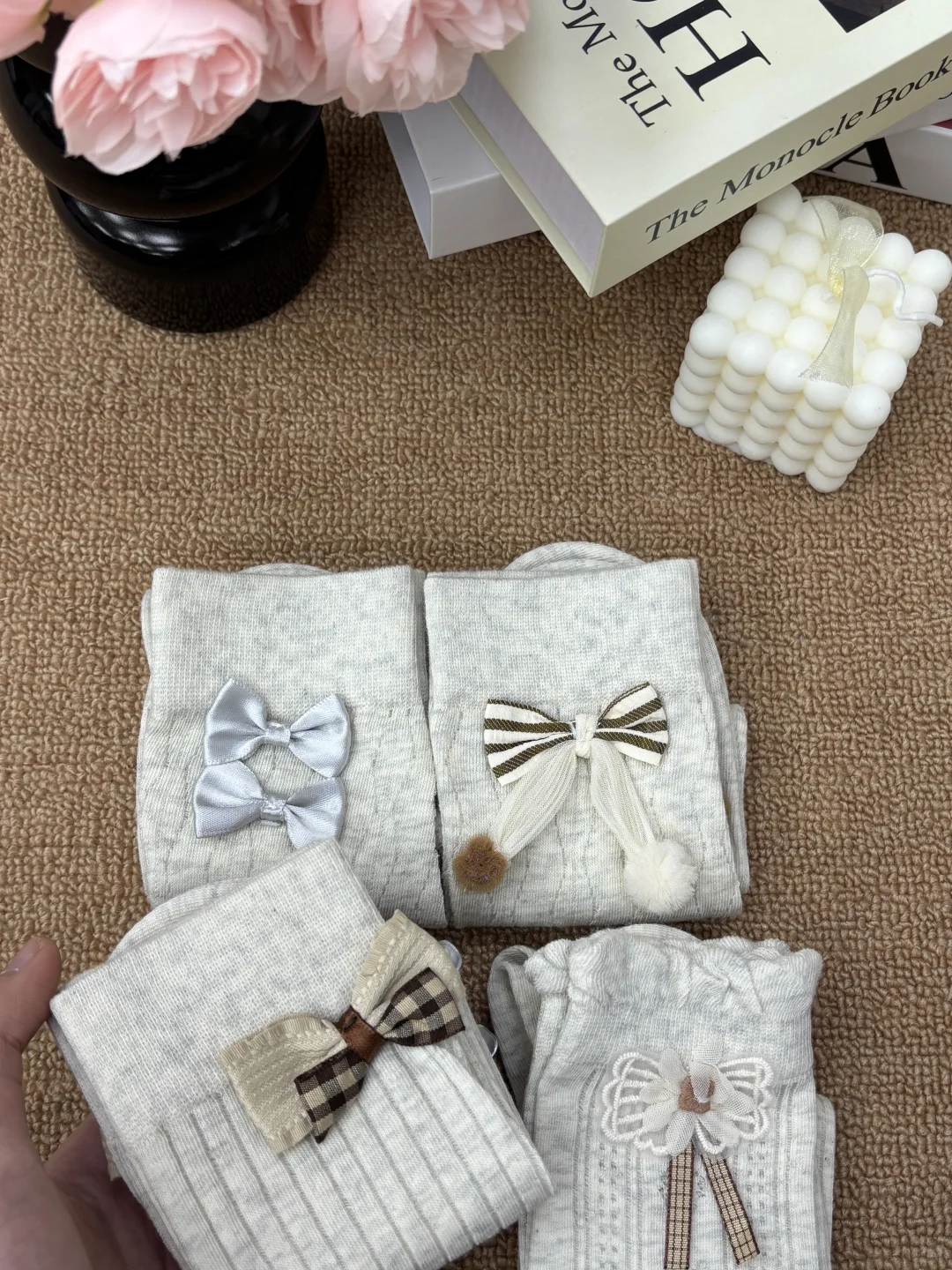 米白色袜的白丝边+珍珠蝴蝶结