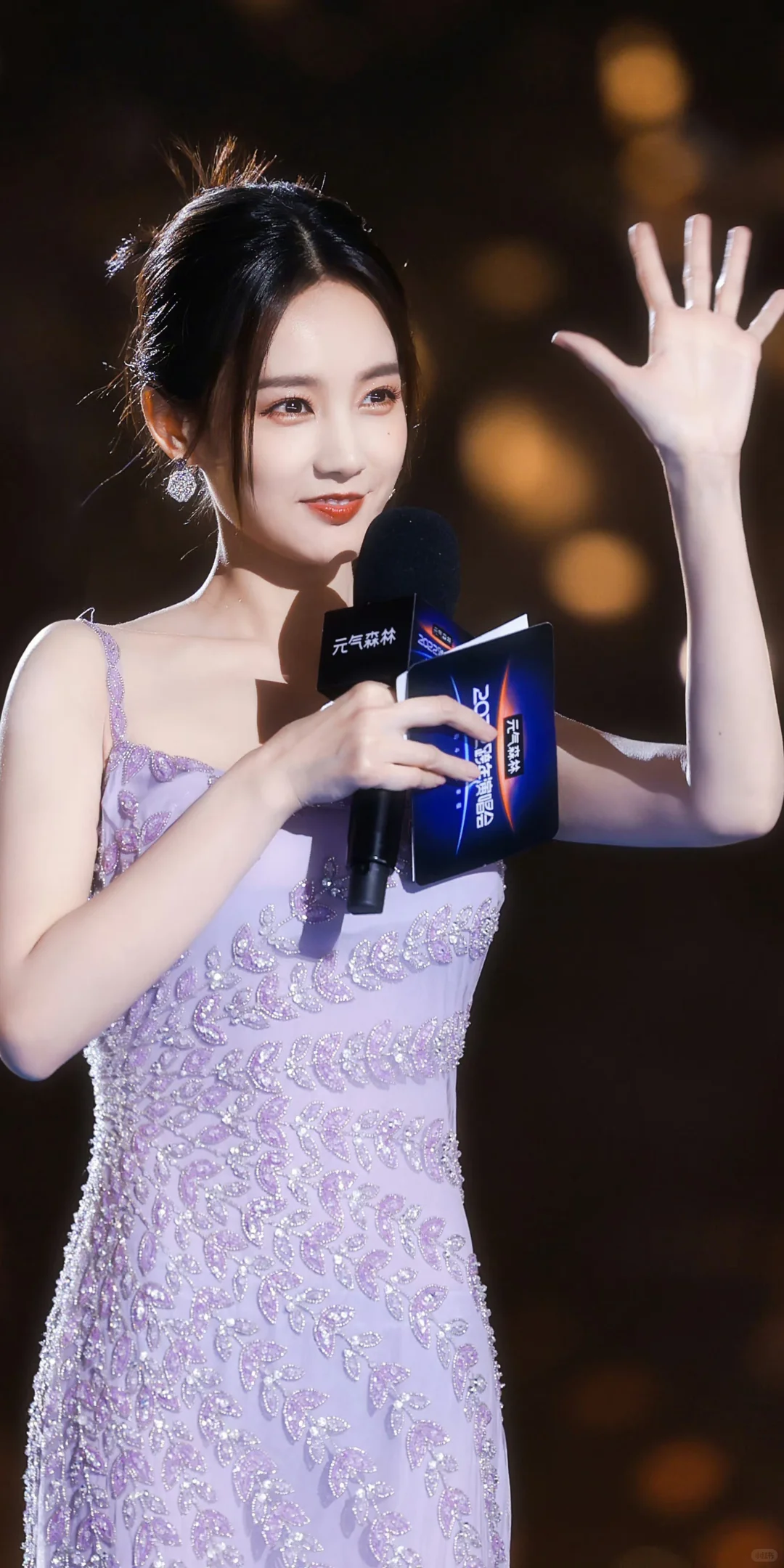 李一桐｜香芋色吊带裙，柔美怡人