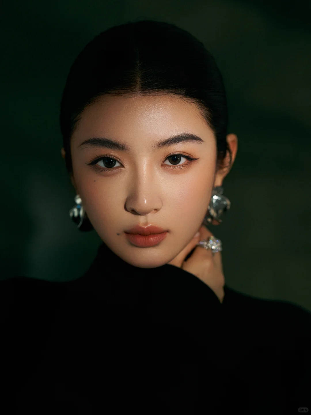 暗夜缪斯 一袭黑裙写尽优雅｜复古肖像