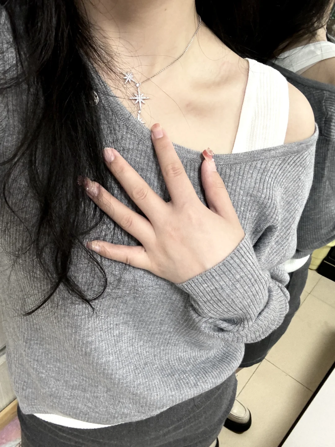 2选1！灰露肩上衣搭包臀裙还是百褶裙更好看