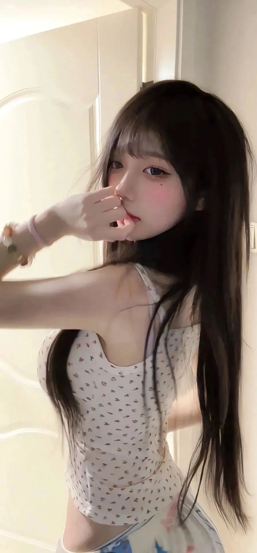 SHARE，18张氛围感美女壁纸合集