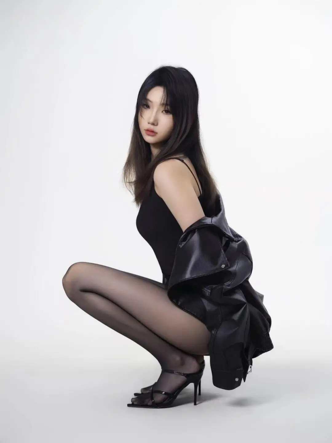 上海 | 性感与高级并存！黑丝长腿御姐写真