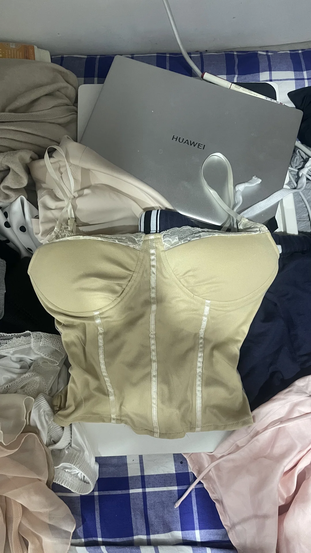 女大学生毕业了 一件不留