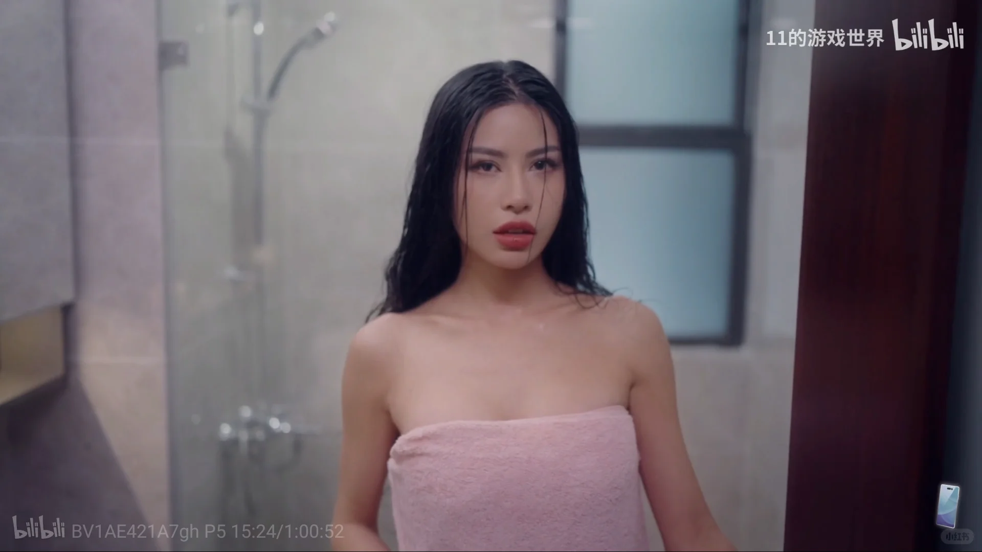 性感女神李嘉欣98裹着浴巾露香肩锁骨