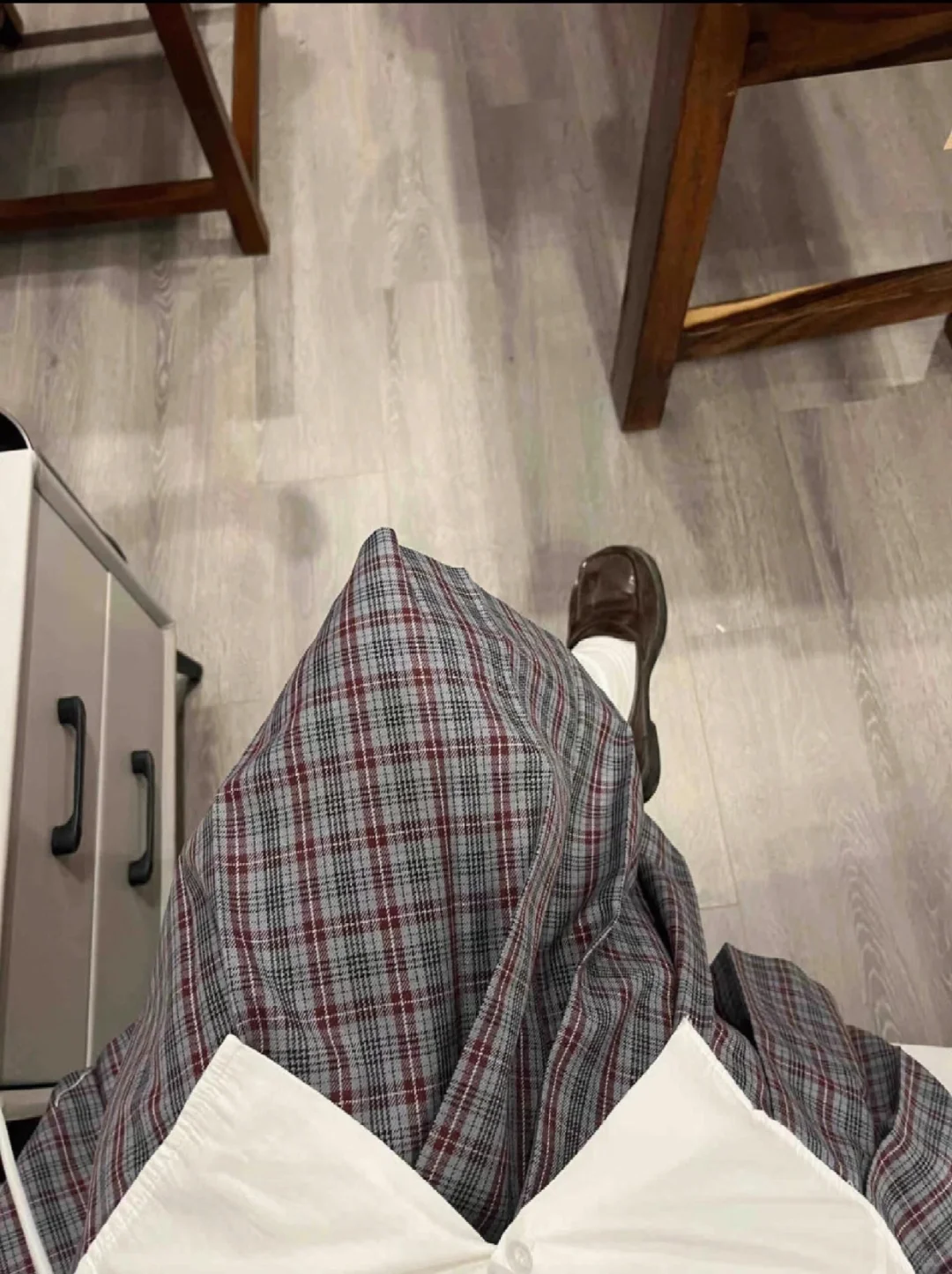 找到了很适合通勤的灰红细格jk裙...