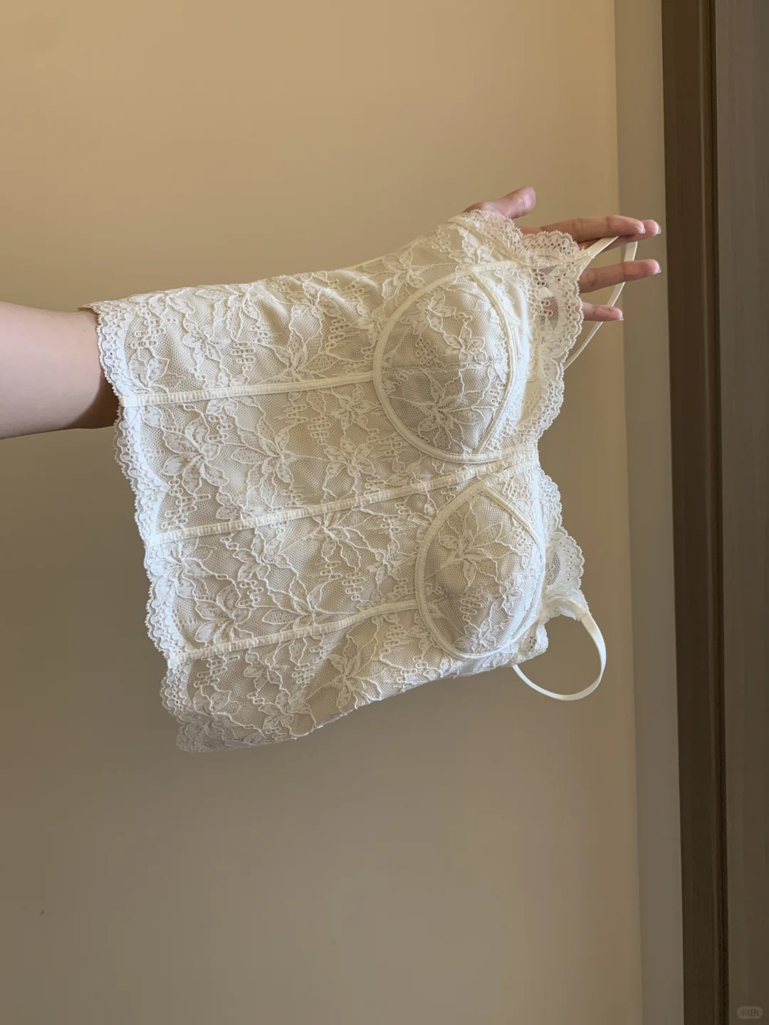 太绝了！入冬叠穿的蕾丝保暖背心 美女氛围