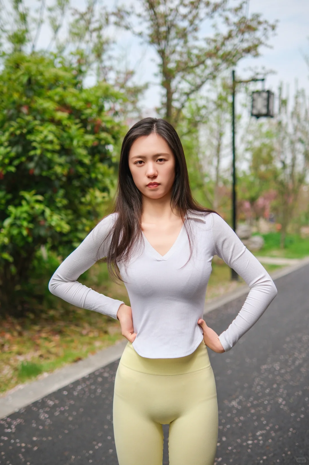 力量感街拍，瑜伽裤穿出雕刻级臀腿！