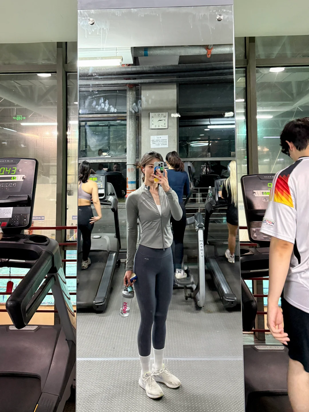 用外套盖一下吃撑的肚皮