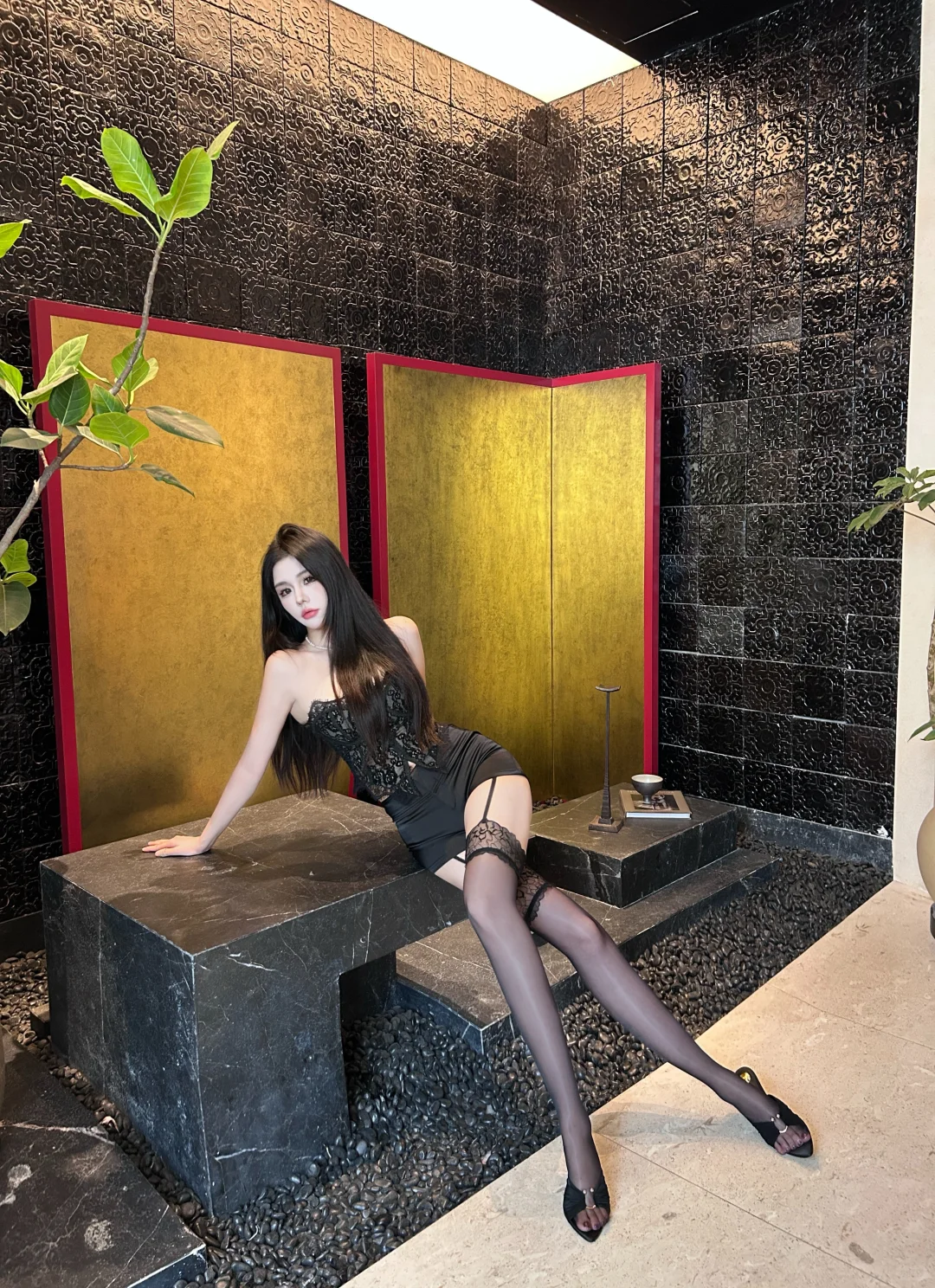 没人会在意你有多难过，除非你穿黑丝包臀裙