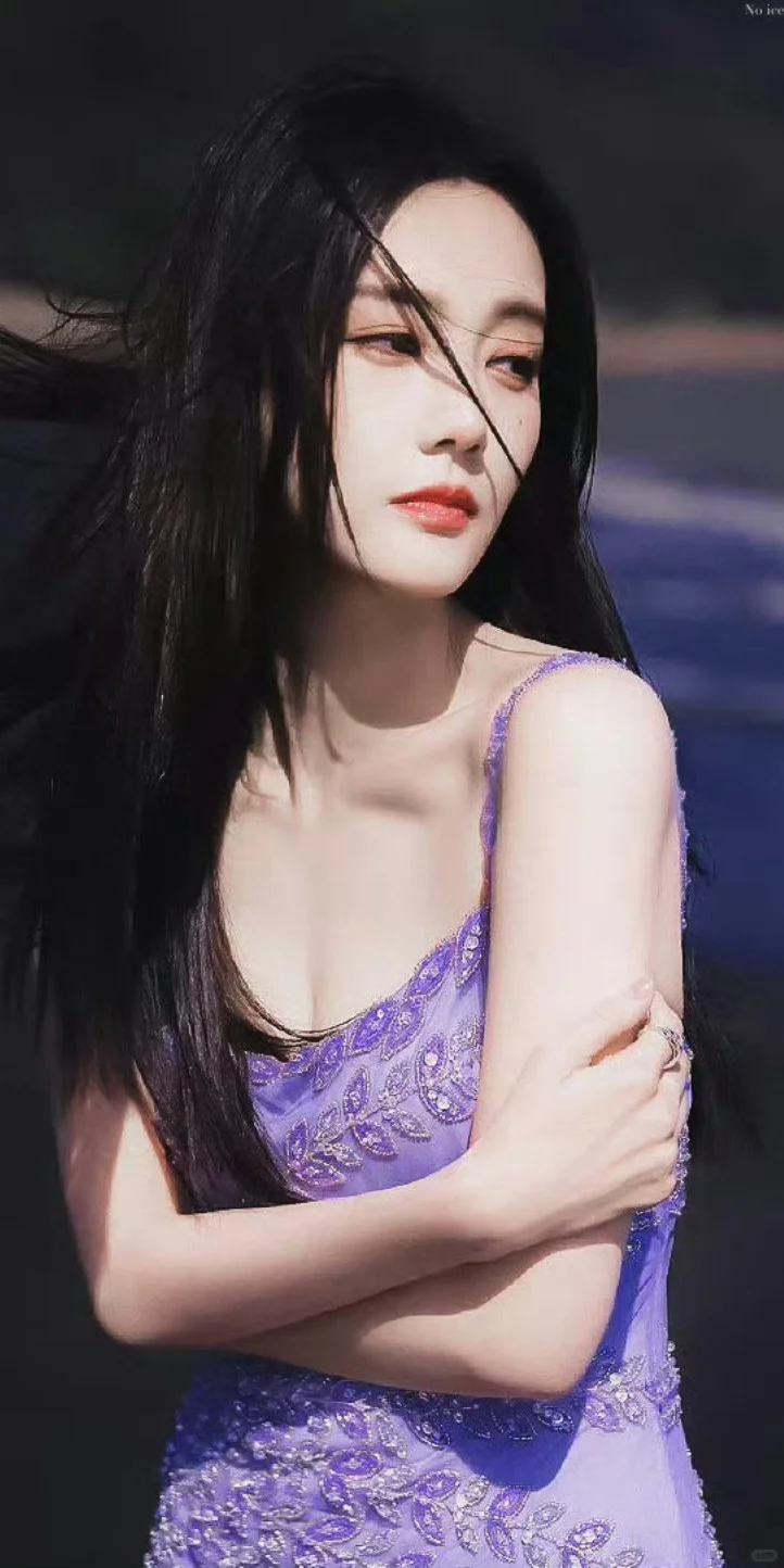 李一桐｜香芋色吊带裙，柔美怡人