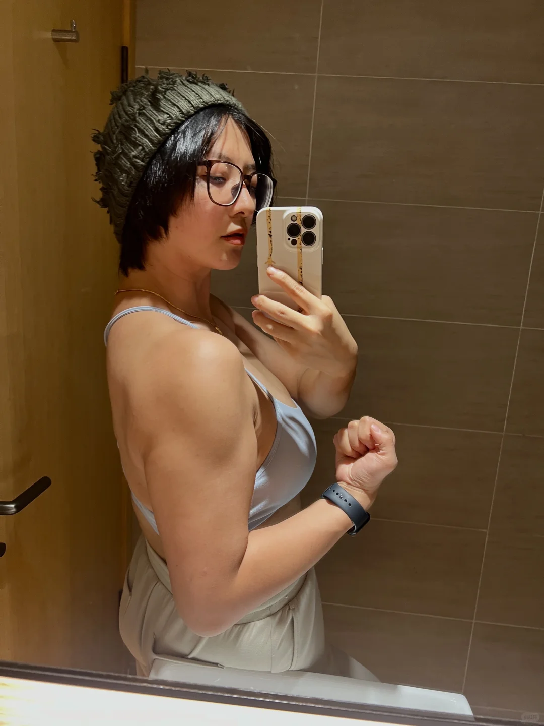 ⬅️撸铁四年，归来被户籍所要求出示整形证明