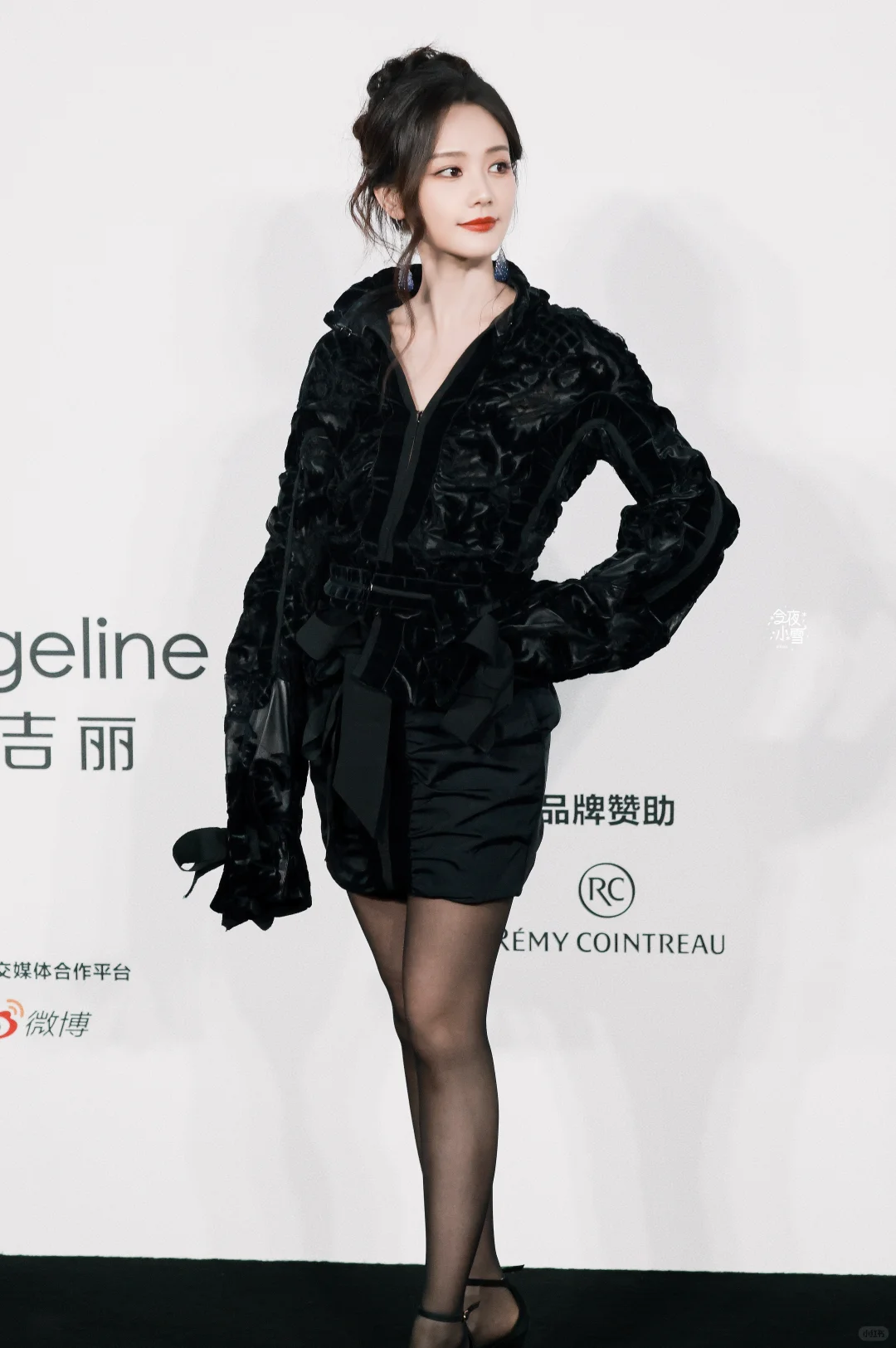 李一桐黑丝长腿魅惑穿搭