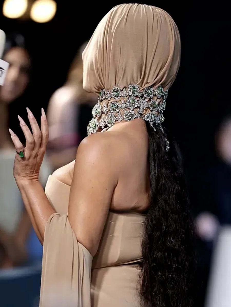 卡戴珊家的女人果然很炸裂 身材和状态都炸