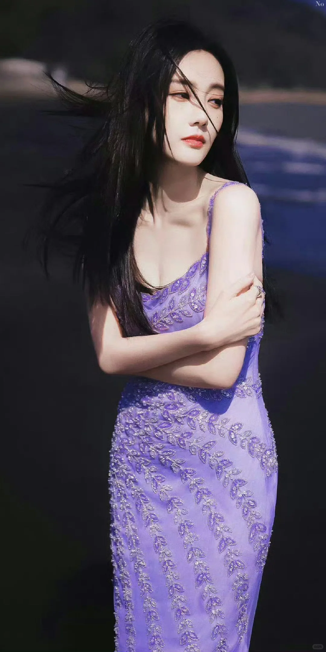 李一桐｜香芋色吊带裙，柔美怡人