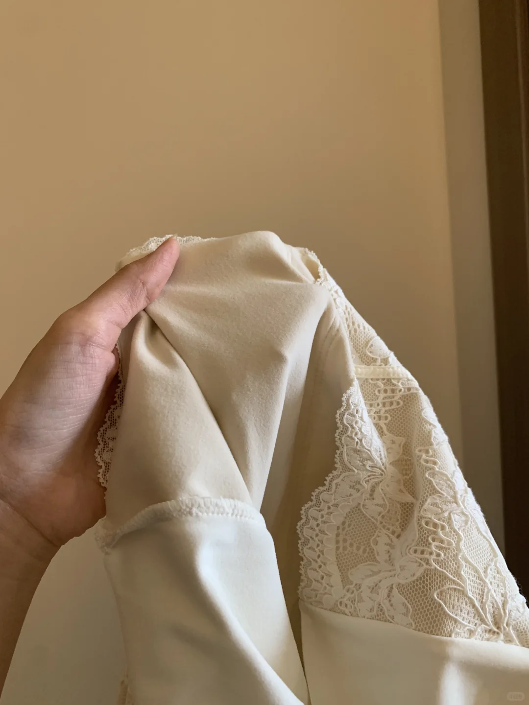 太绝了！入冬叠穿的蕾丝保暖背心 美女氛围