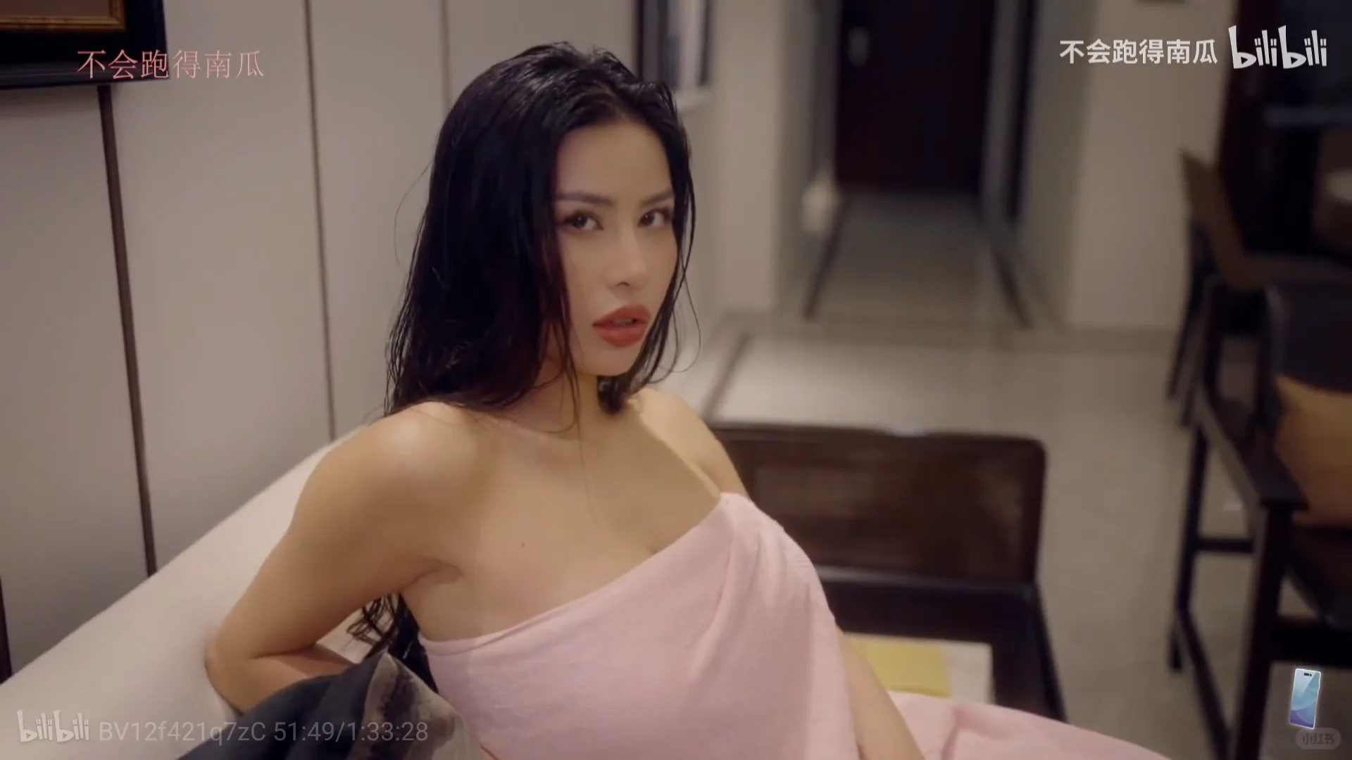 性感女神李嘉欣98裹着浴巾露香肩锁骨