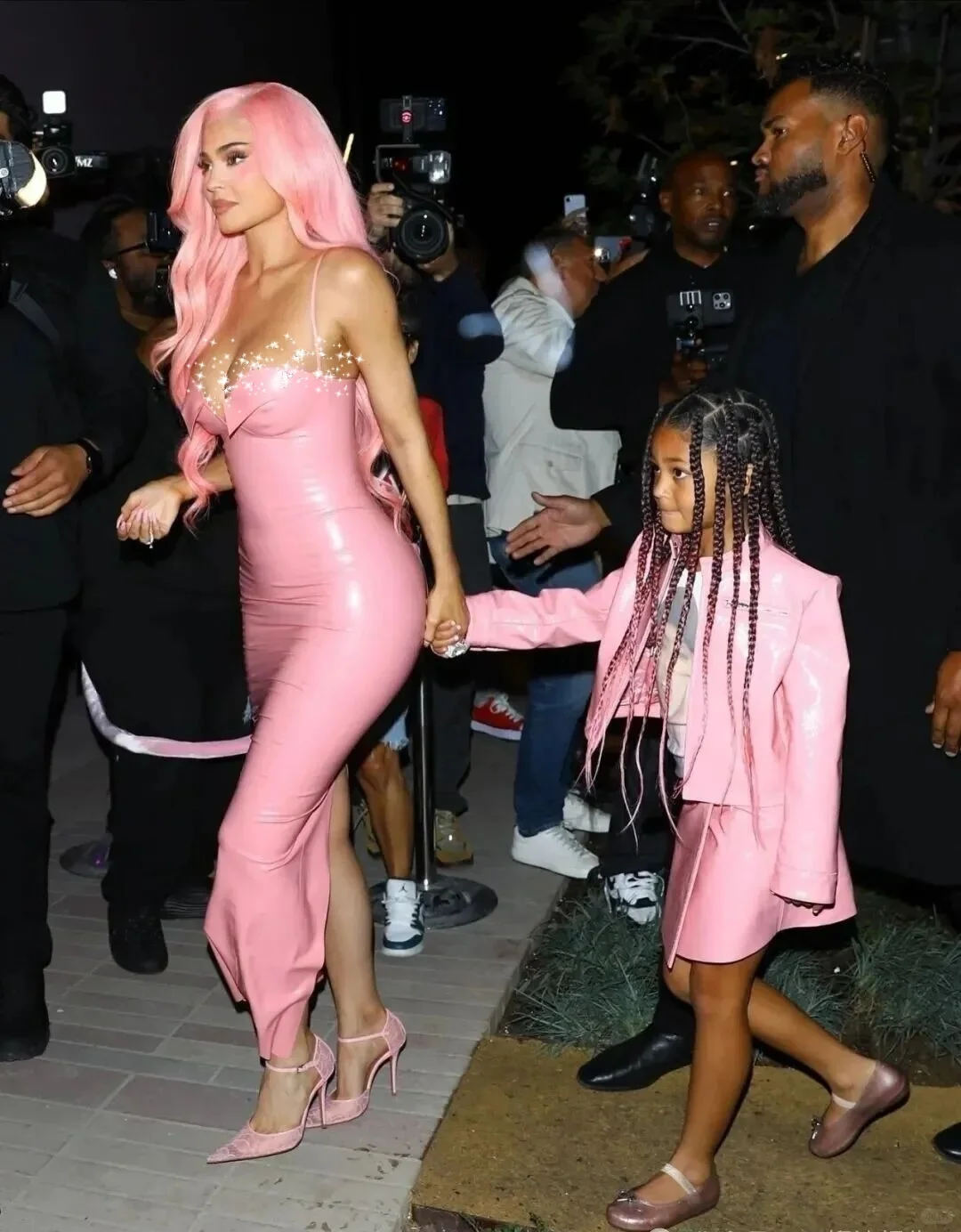 卡戴珊家的女人果然很炸裂 身材和状态都炸