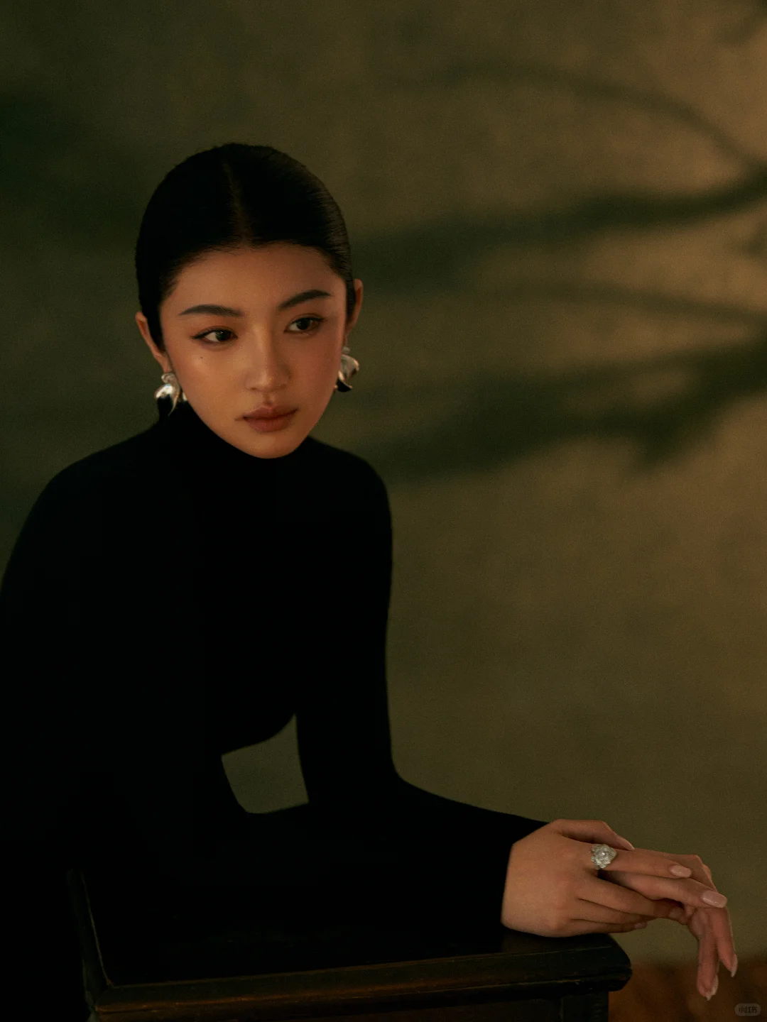 暗夜缪斯 一袭黑裙写尽优雅｜复古肖像