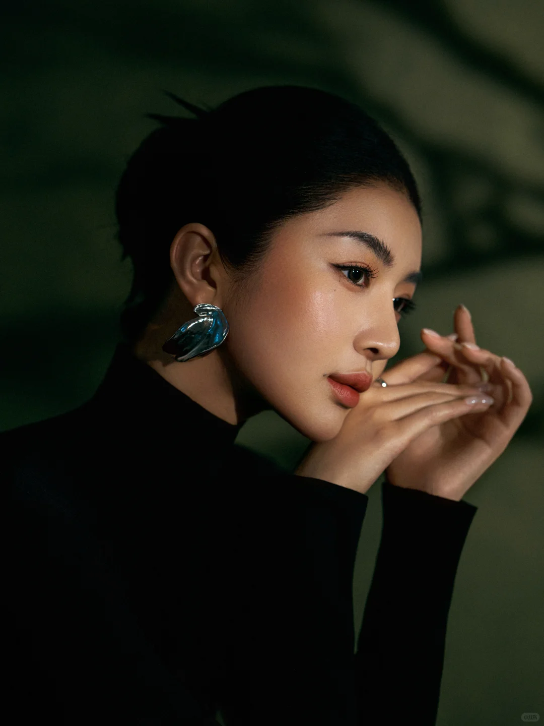 暗夜缪斯 一袭黑裙写尽优雅｜复古肖像