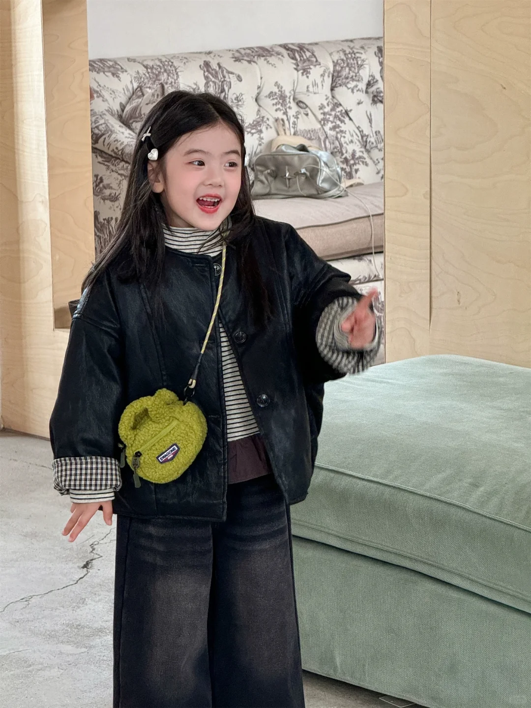 秋冬季新款女童加绒加厚皮衣来了