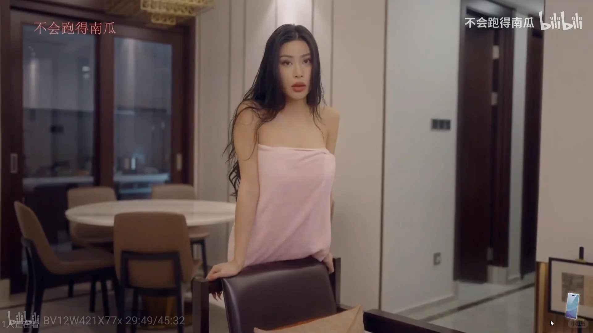 性感女神李嘉欣98裹着浴巾露香肩锁骨