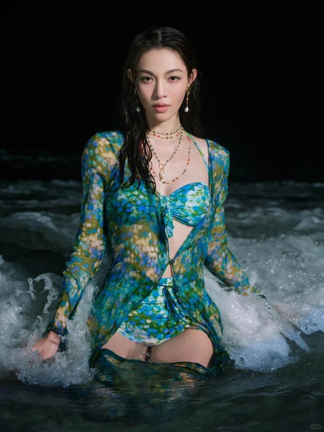 钟楚曦大走性感风，没完没了“秀身材”