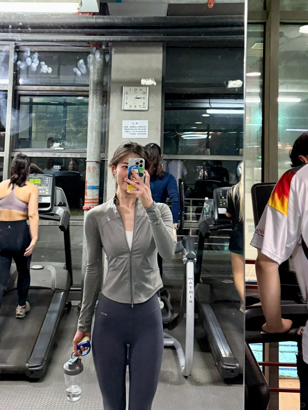 用外套盖一下吃撑的肚皮