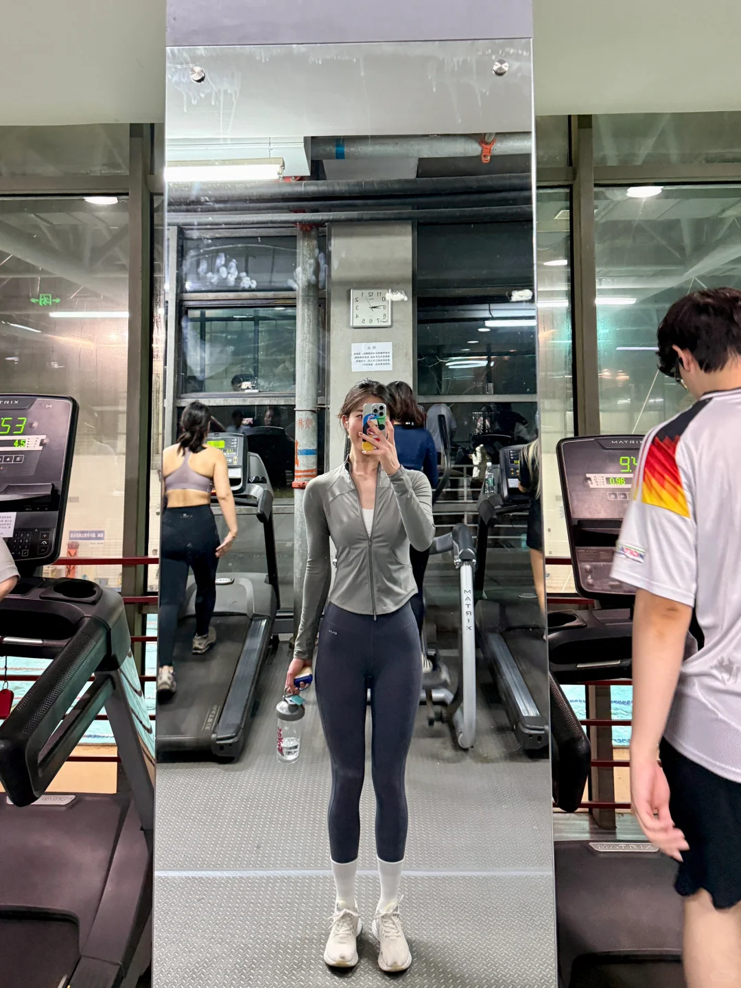 用外套盖一下吃撑的肚皮