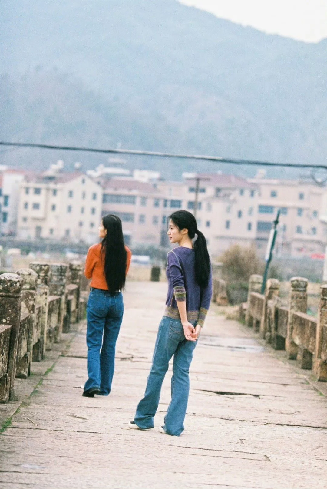 听老家人说县里面来了好几位女明星