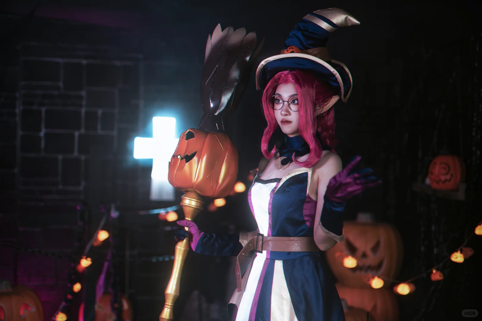 以女巫身份驾驭黑暗灵法，保护符文之地～