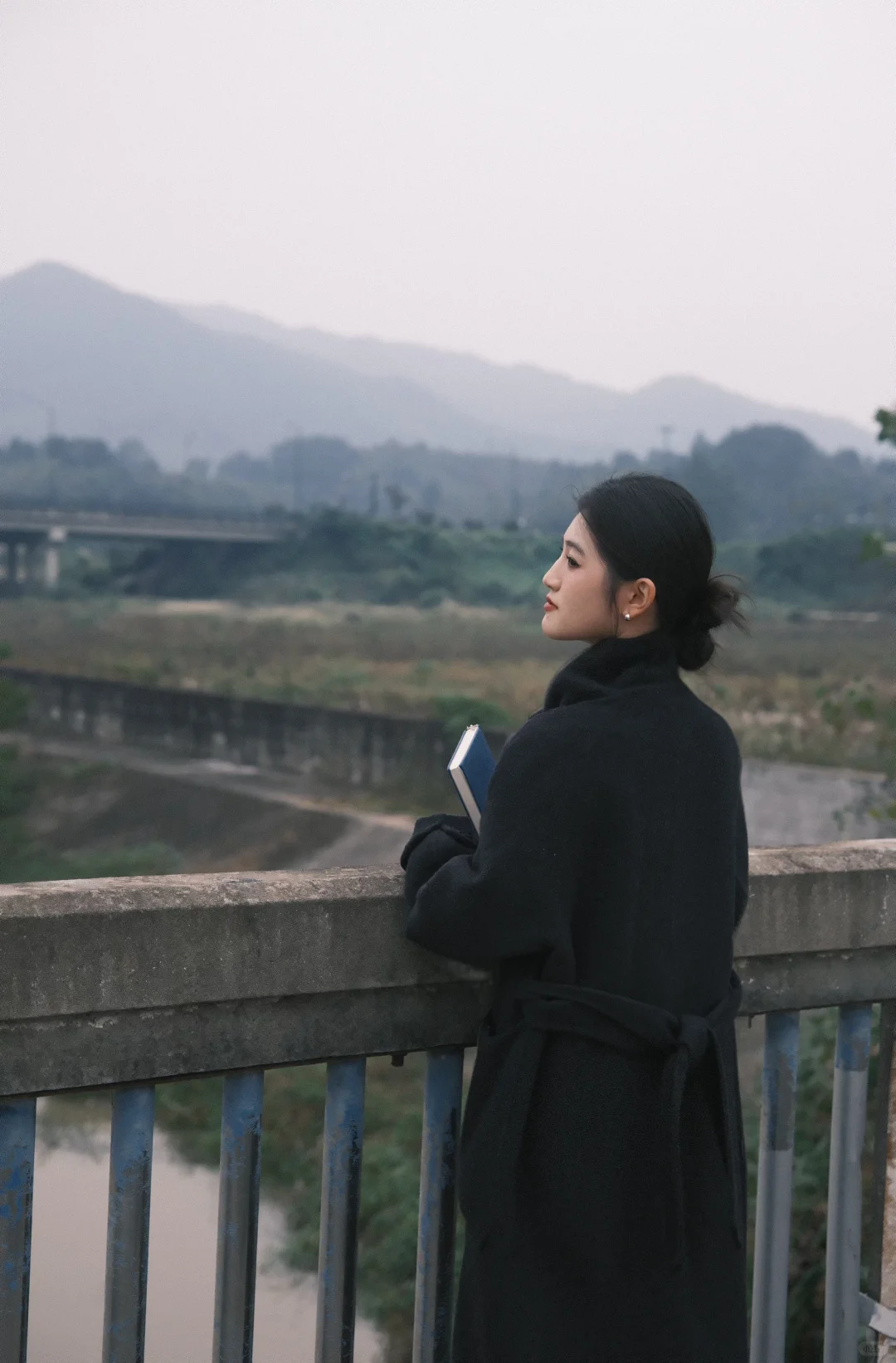 但是远山长，云山乱，晓山青