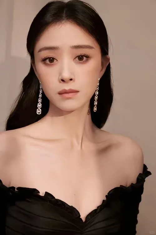 蒋欣:眼含春丝口含珠，面若桃花颈若酥！