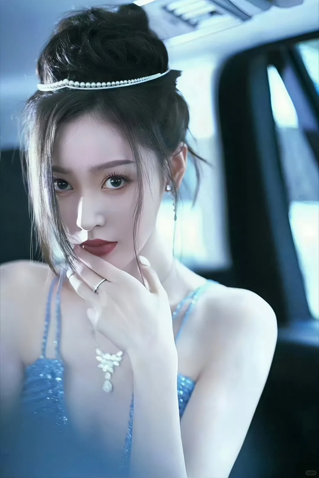 张天爱车照有点魅啊