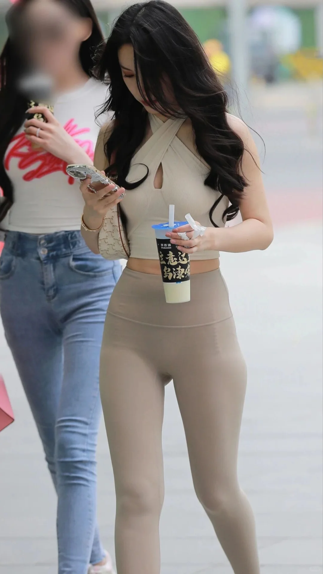 美女街拍|白色上衣搭配米灰瑜伽裤的美女