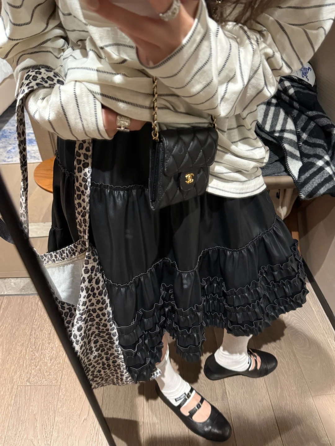 韩女穿搭🖤 这条黑色花边皮裙也太好看了！！