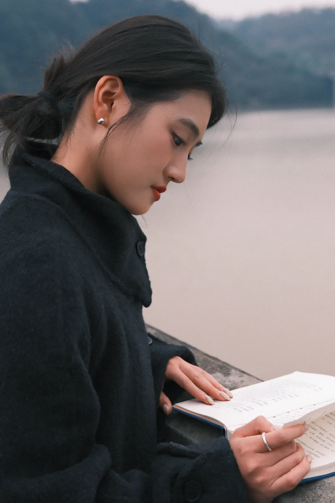 但是远山长，云山乱，晓山青