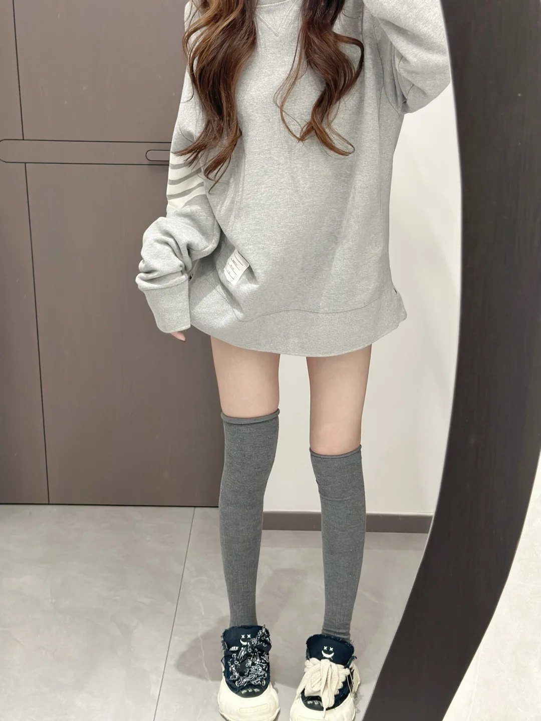 卫衣加长筒袜好显腿长