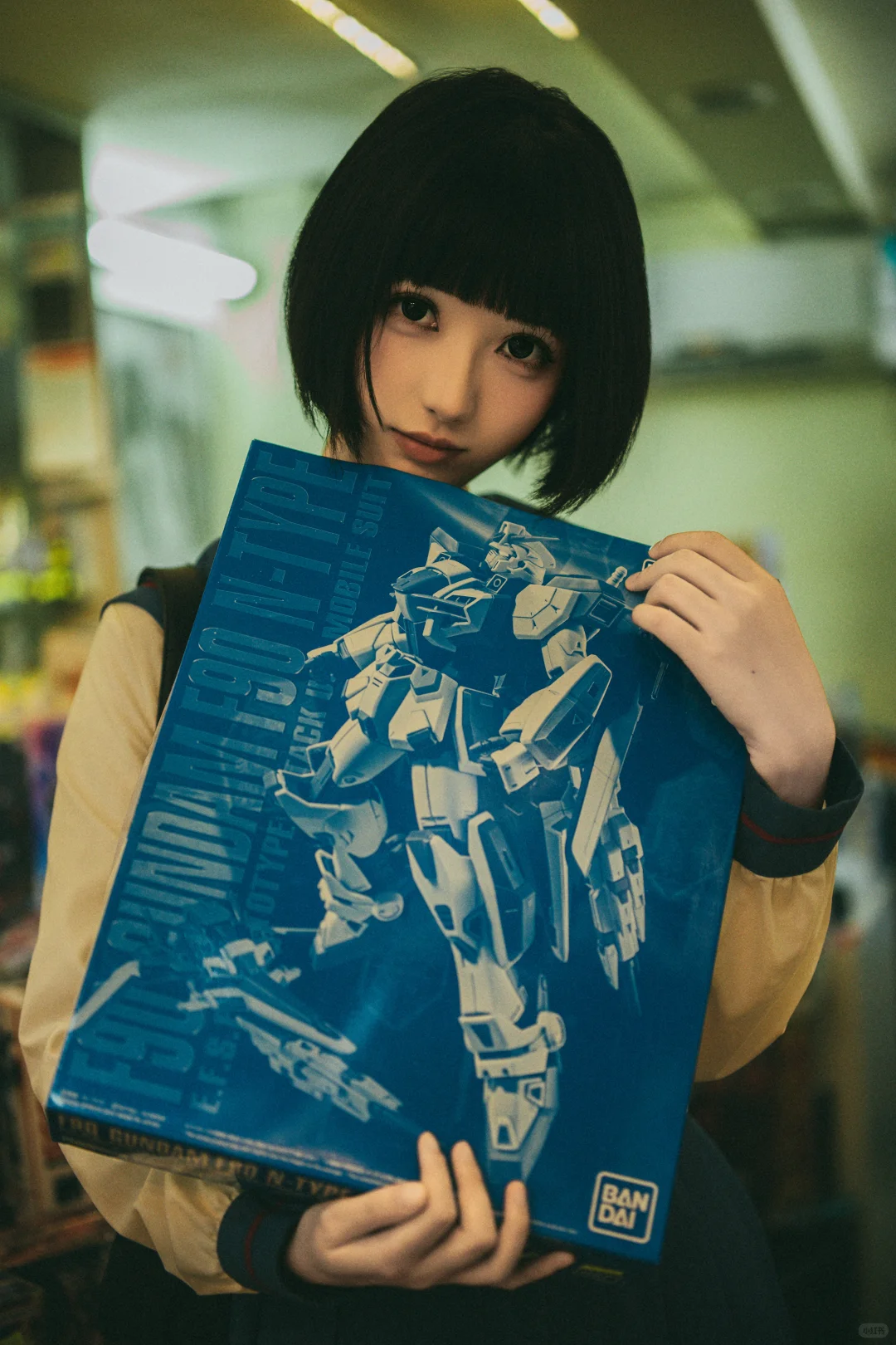 在堆满模型的店里，捕捉JK少女的浪漫