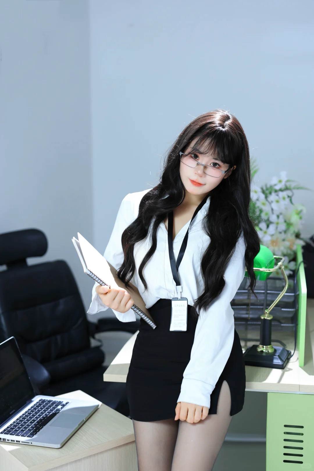 这样的秘书你会几点下班💻