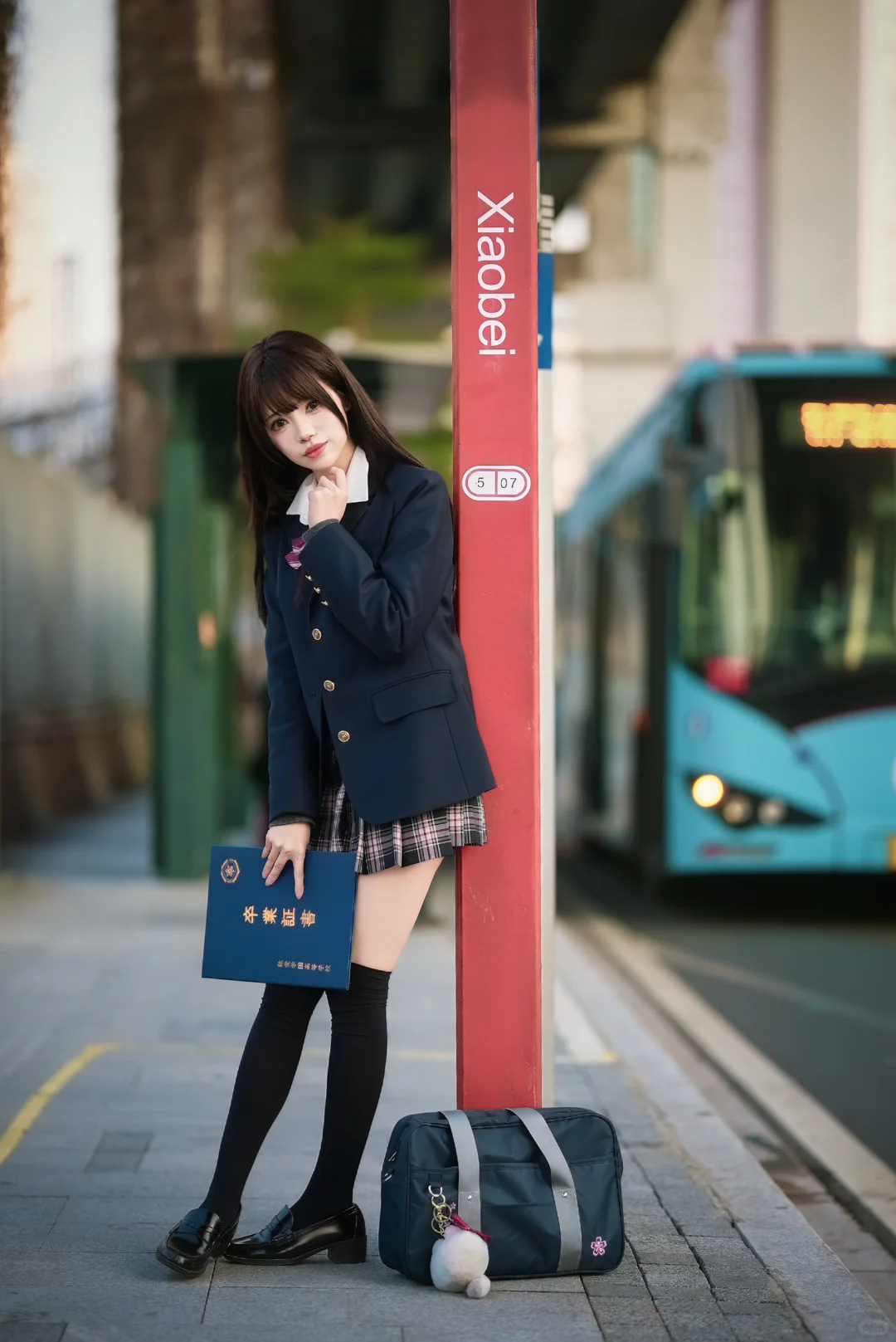 光影交织下的JK制服少女-时尚与青春的碰撞