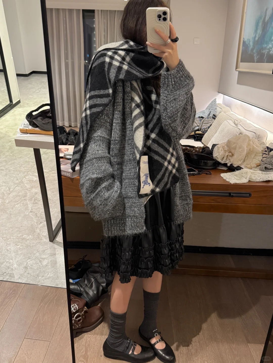 韩女穿搭🖤 这条黑色花边皮裙也太好看了！！