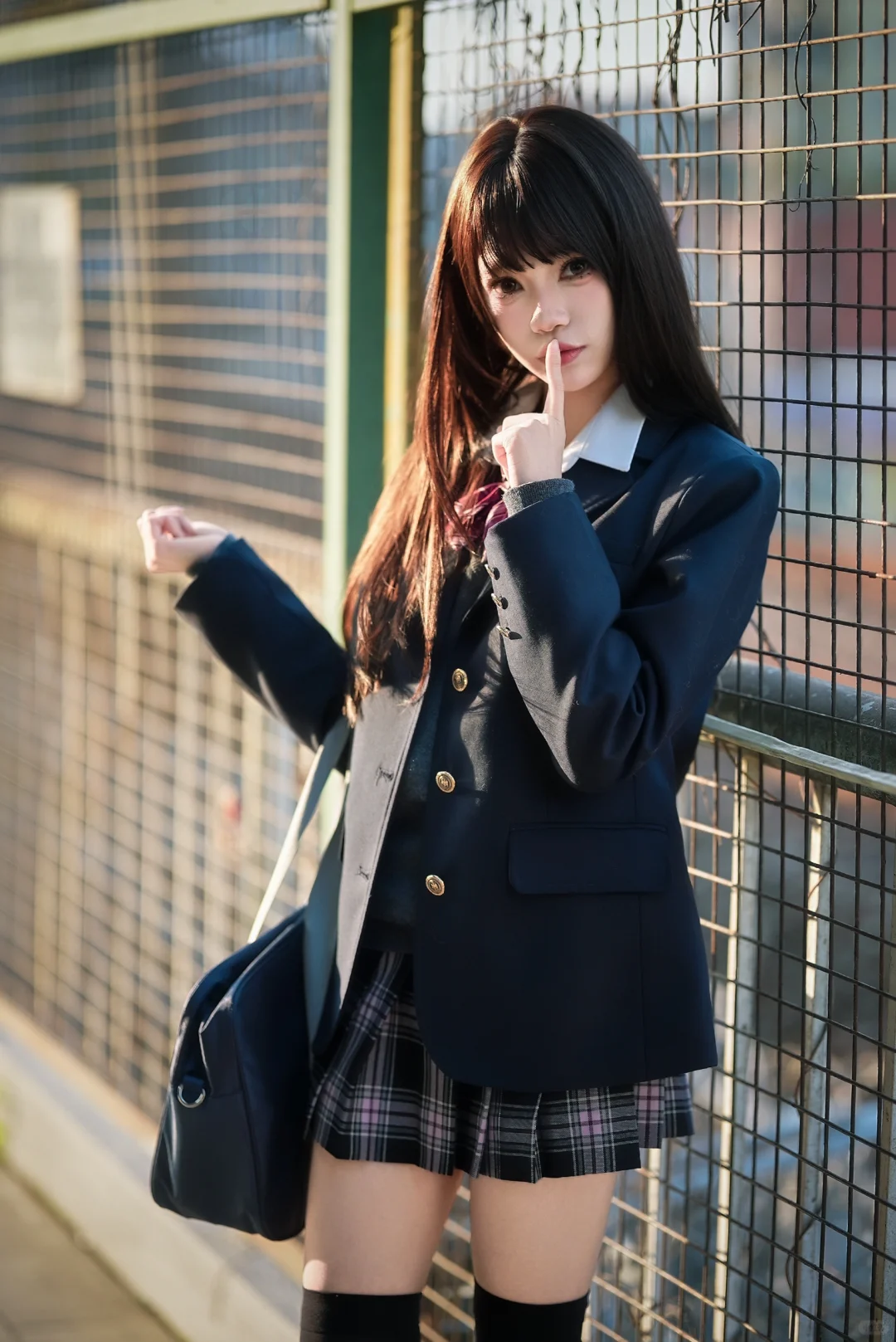 光影交织下的JK制服少女-时尚与青春的碰撞